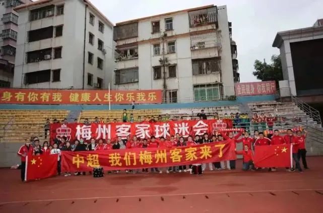 巴萨今夏签约罗克，球员原计划于2024年夏天正式加盟，但提前半个赛季在2024冬窗加盟。